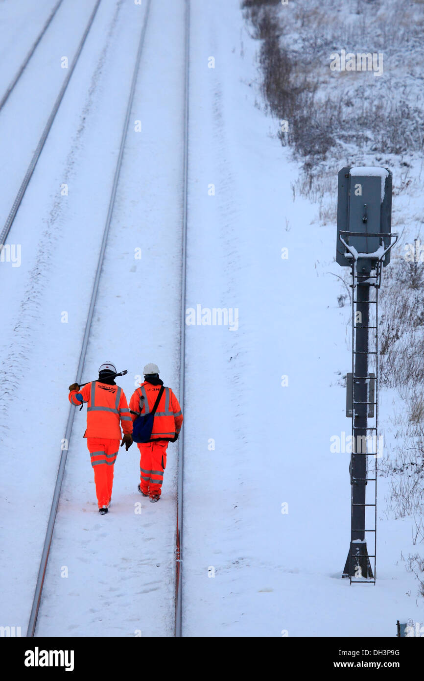 La guida della rete dei lavoratori sulle piste, neve invernale, East Coast Main Line Railway, Peterborough, CAMBRIDGESHIRE, England, Regno Unito Foto Stock