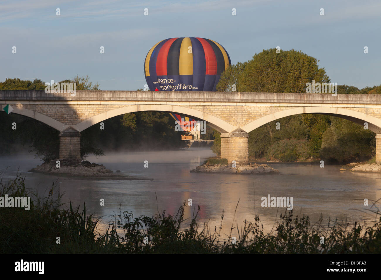 In mongolfiera ad aria calda nella Valle della Loira vicino a Chateau Chenonceau, Francia 2013. Le fiume Cher. Foto Stock