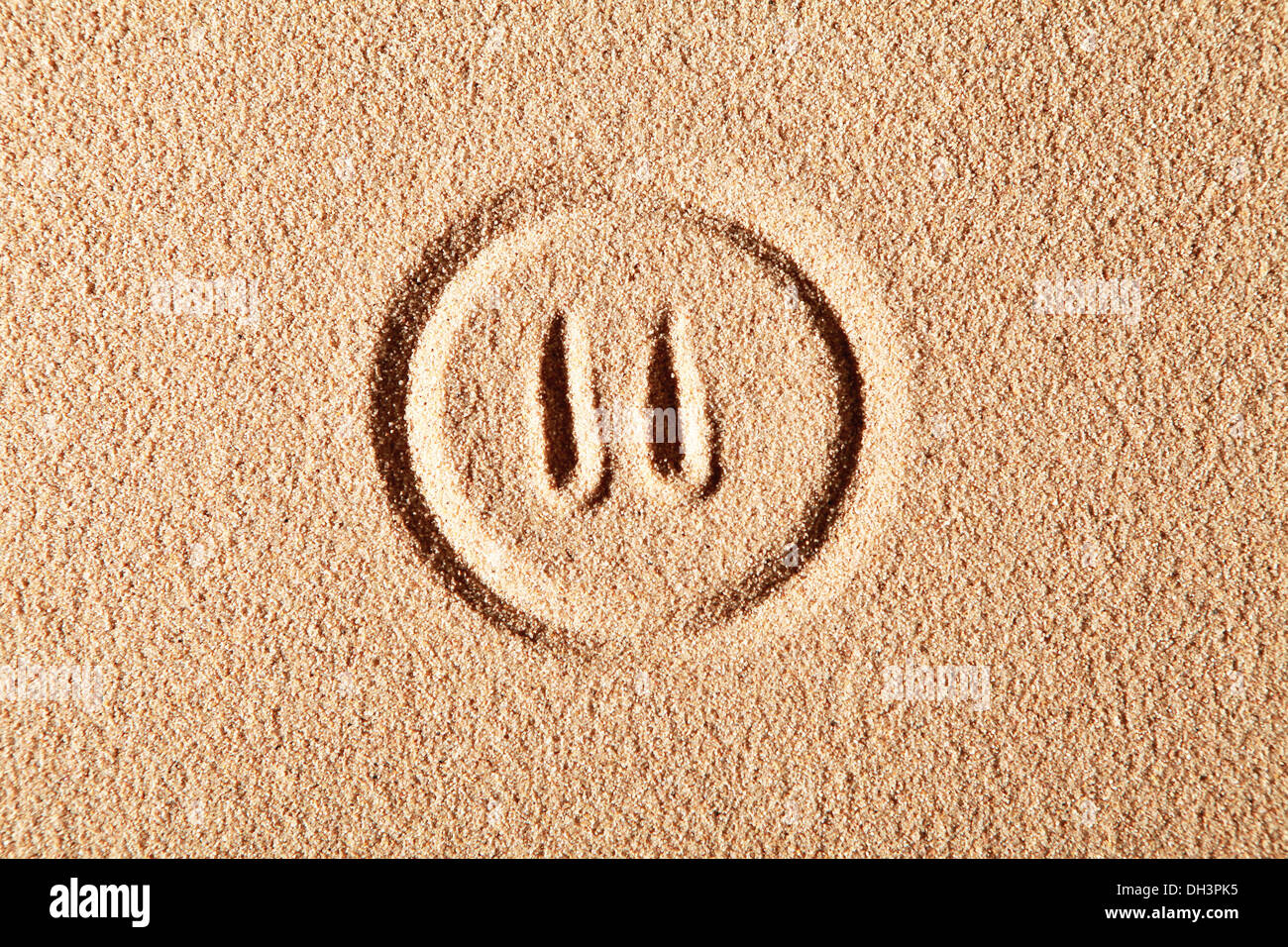 Simbolo di pausa, disegnata nella sabbia Foto Stock
