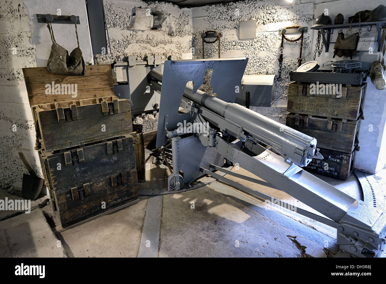 75mm pistola all'interno de La Costaude bunker, Saillant de Barst, linea Maginot. Foto Stock