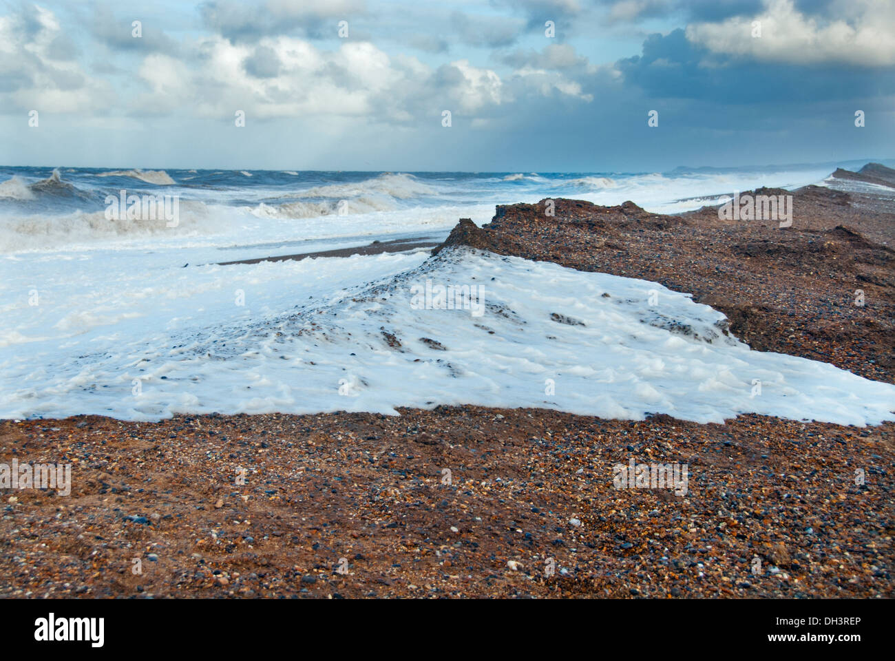 Mare violare shingle banca, Cley, Norfolk. Foto Stock
