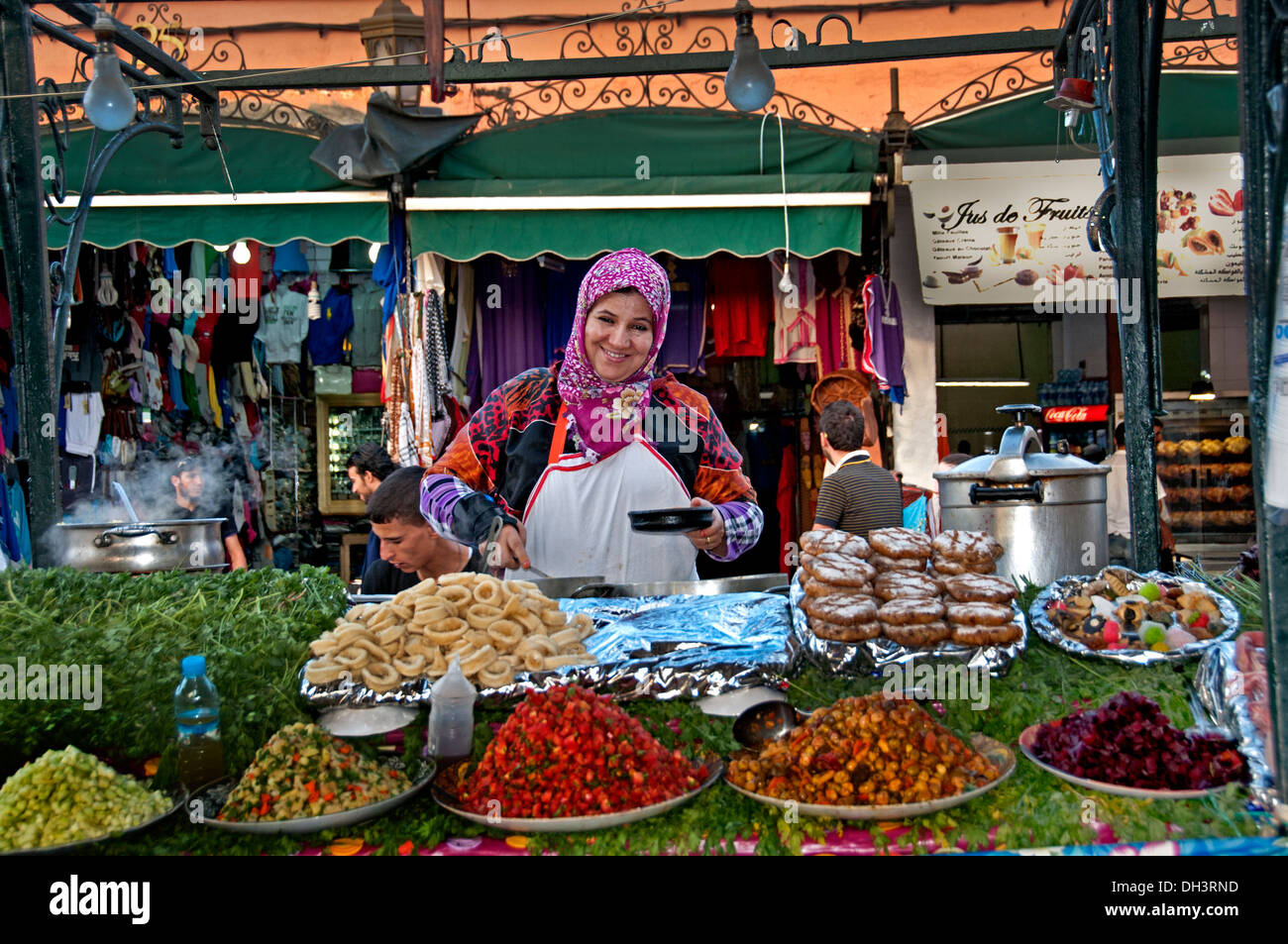 Il cibo del mercato di notte Piazza Jamaa El Fna è un quadrato e la piazza del mercato della Medina di Marrakesh trimestre (città vecchia) Marocco Foto Stock