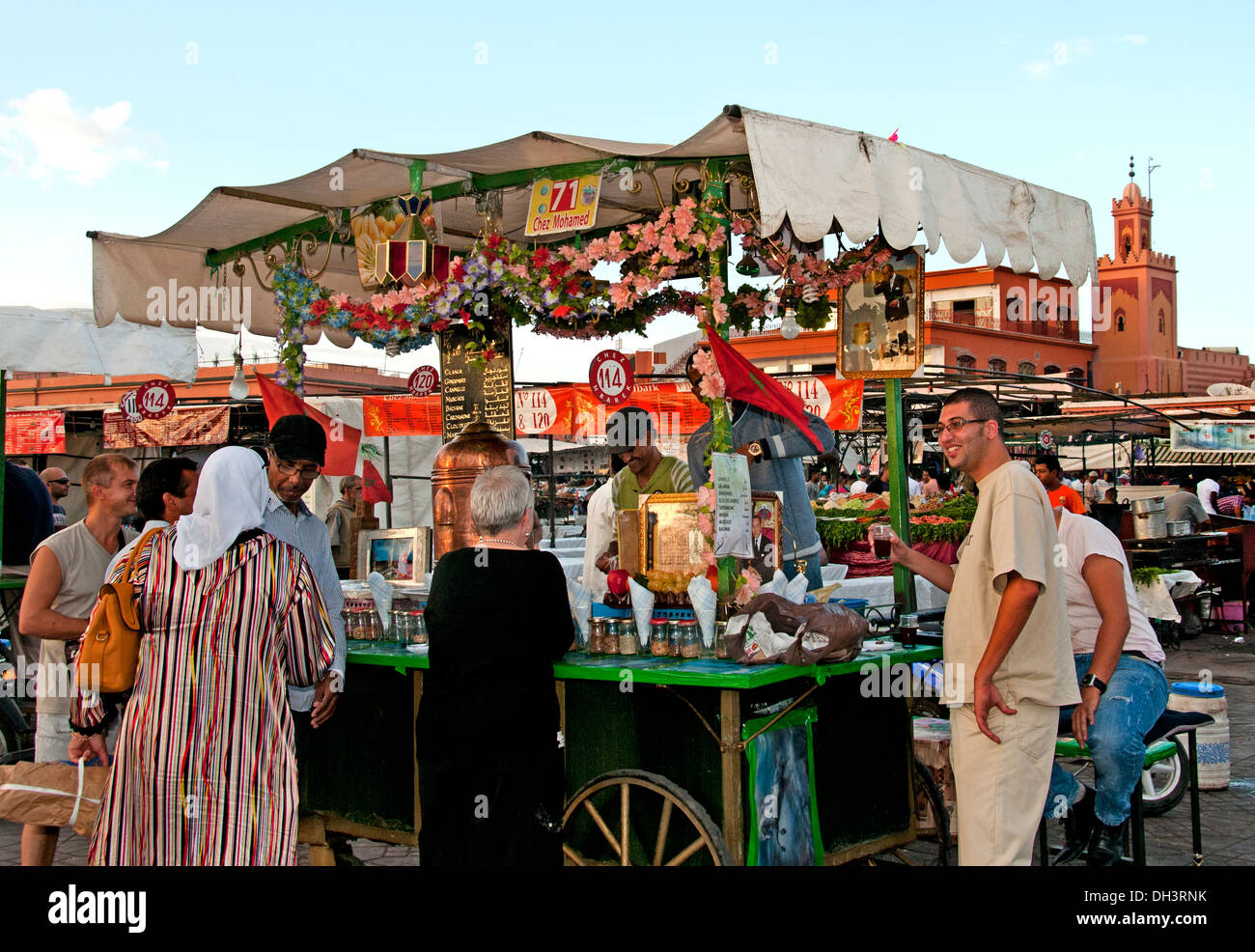 Il cibo del mercato di notte Piazza Jamaa El Fna è un quadrato e la piazza del mercato della Medina di Marrakesh trimestre (città vecchia) Marocco Foto Stock