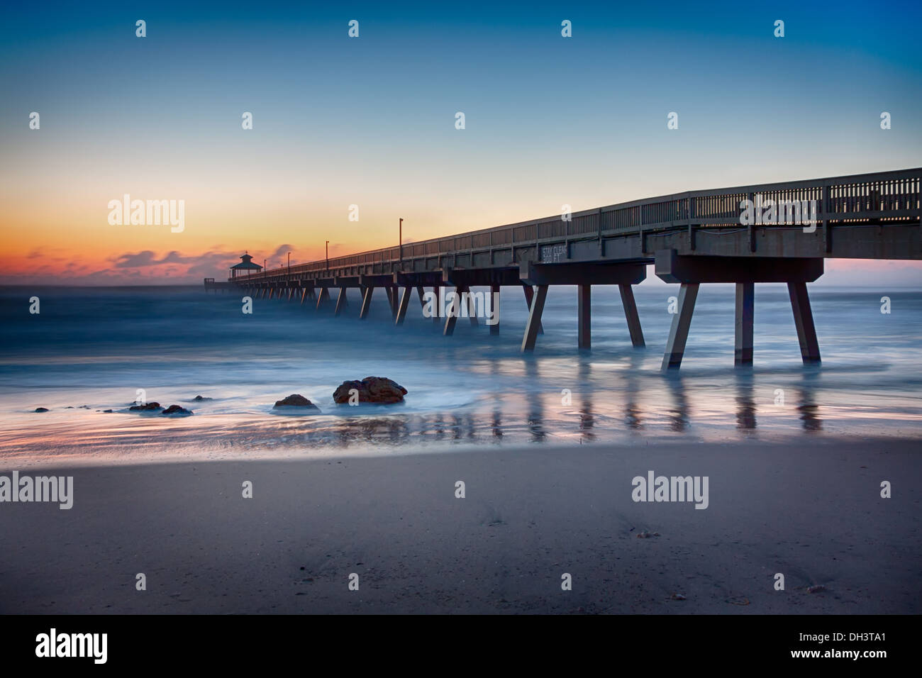 Pre-alba a Deerfield Beach Pier. Foto Stock