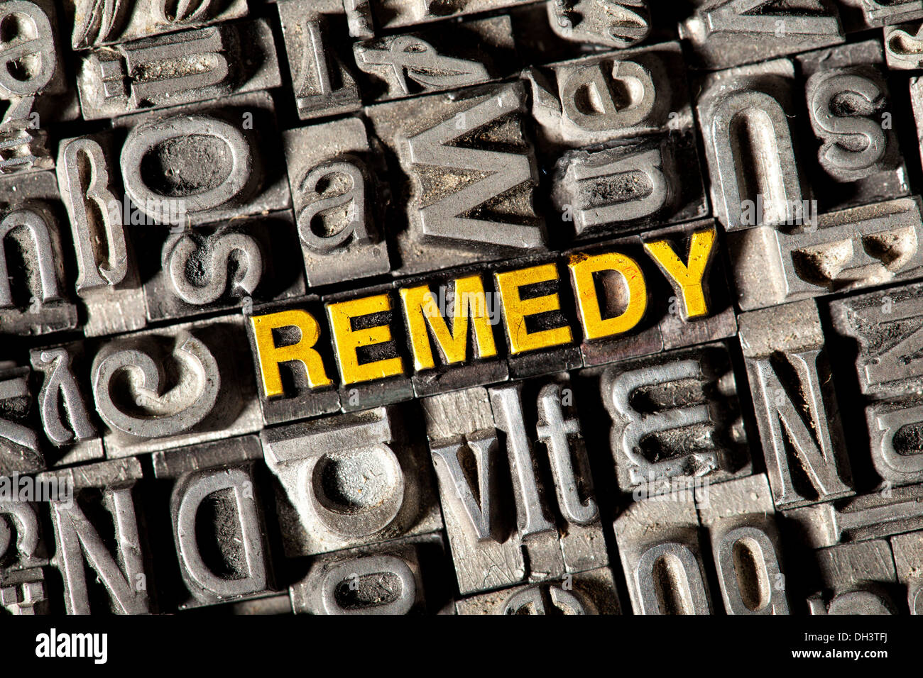 Vecchio portano lettere che compongono la parola Remedy Foto Stock