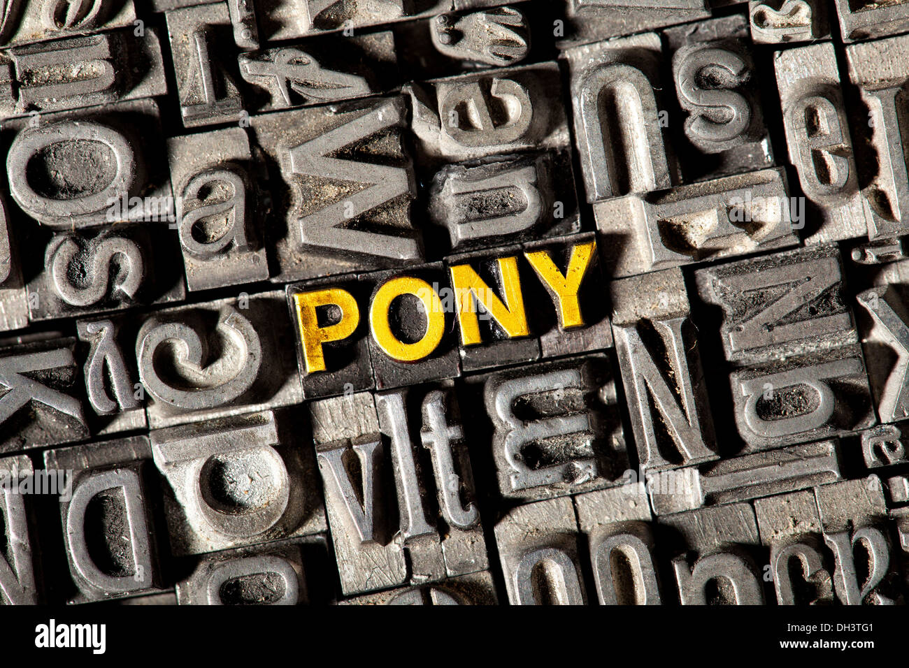 Vecchio portano lettere che compongono la parola "PONY" Foto Stock