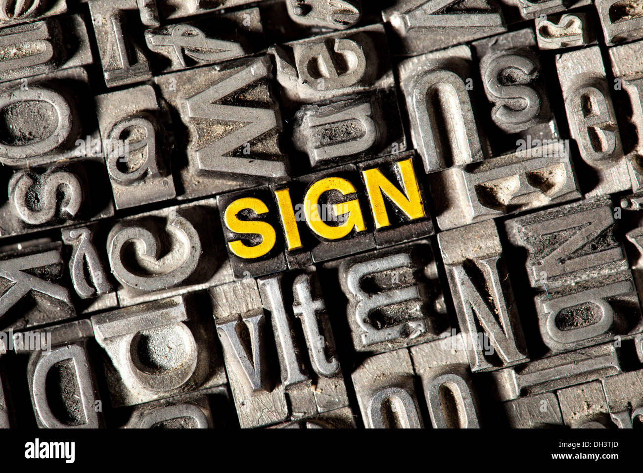 Vecchio portano lettere che compongono la parola 'Segno' Foto Stock