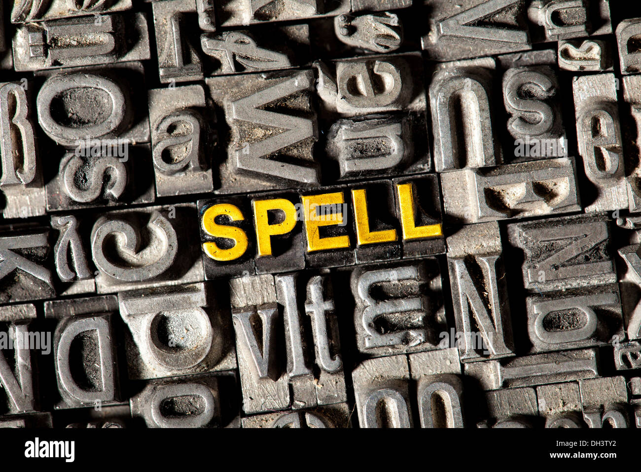 Vecchio portano lettere che compongono la parola 'SPELL' Foto Stock