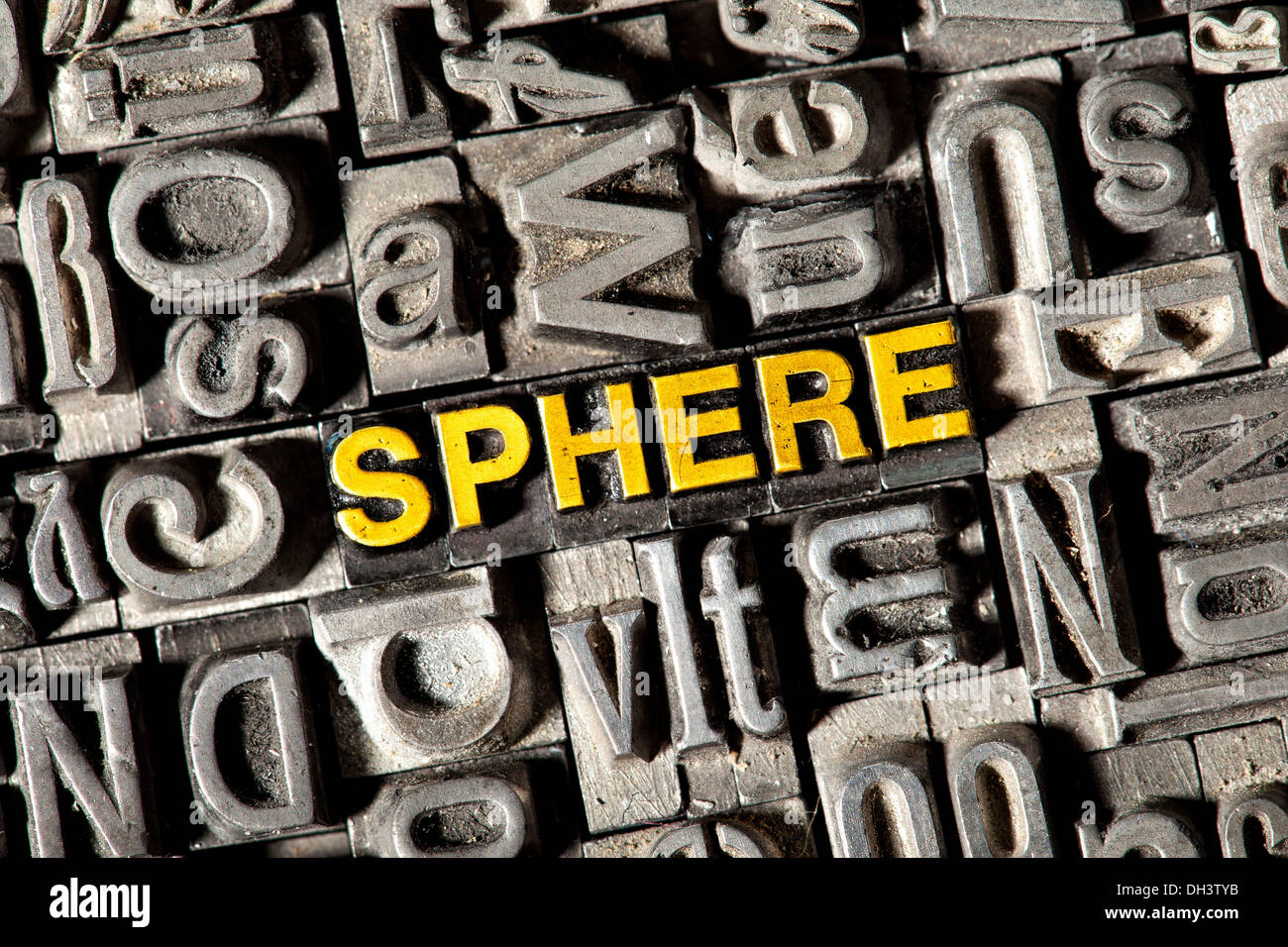 Vecchio portano lettere che compongono la parola 'Sfera' Foto Stock