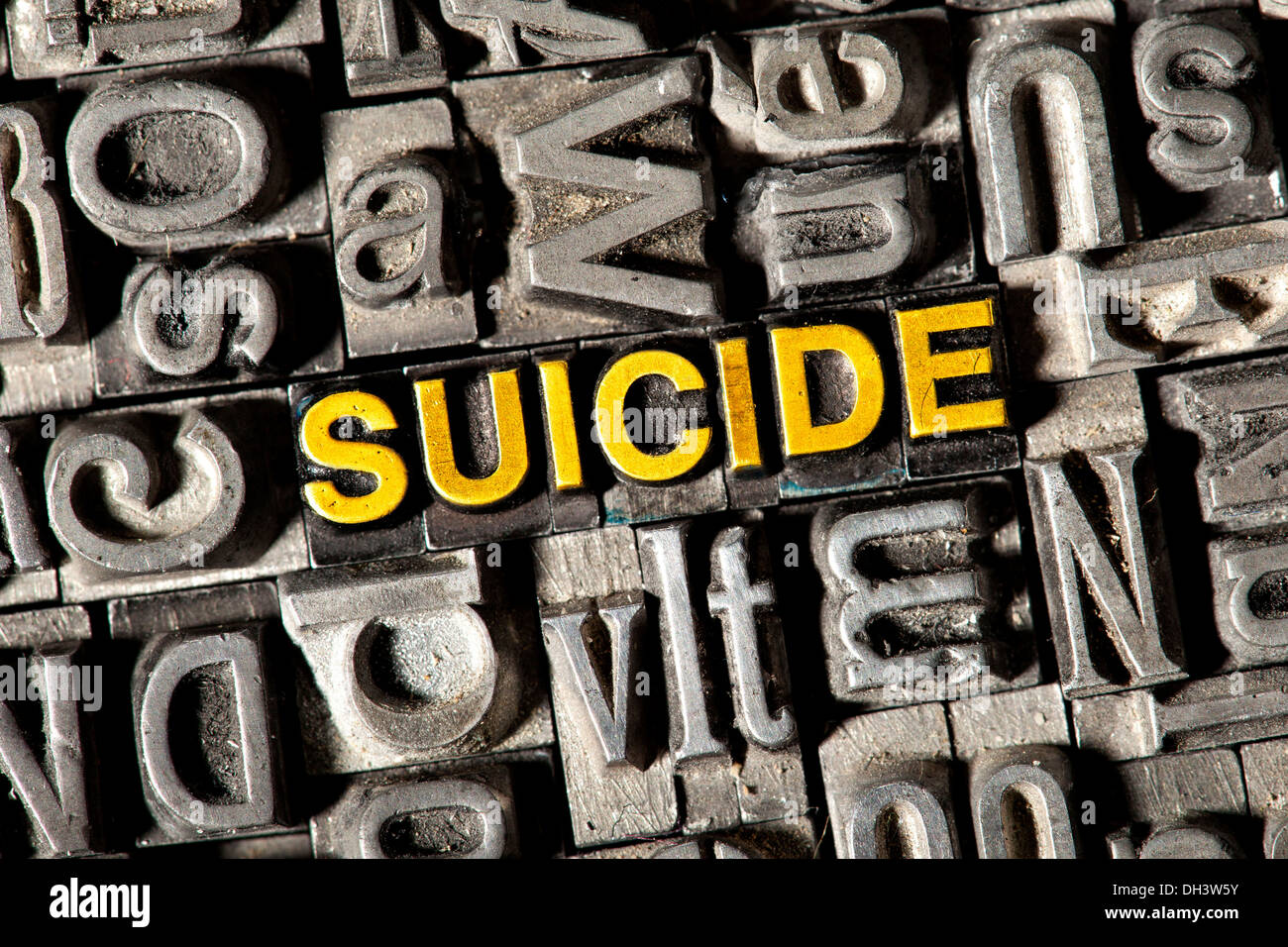 Vecchio portano lettere che compongono la parola "suicide" Foto Stock
