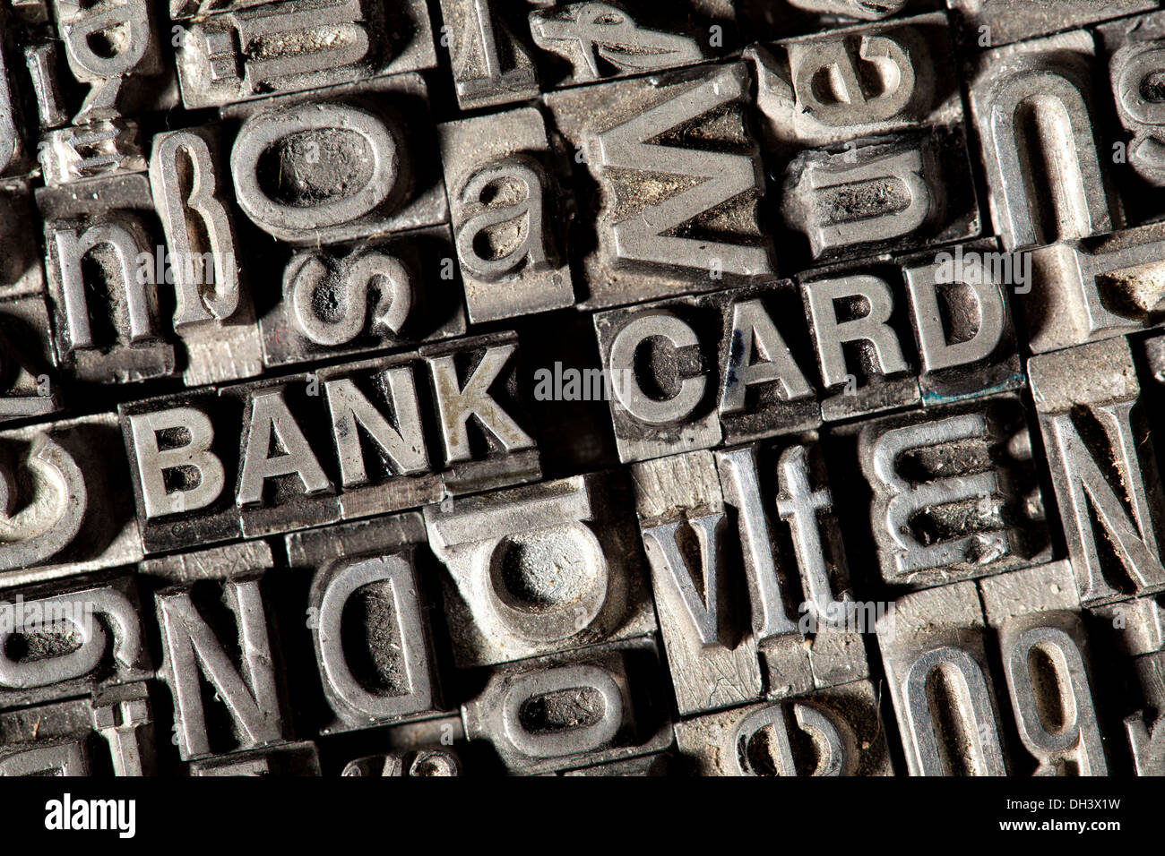 Vecchio portano lettere che compongono le parole "CARTA DI CREDITO" Foto Stock