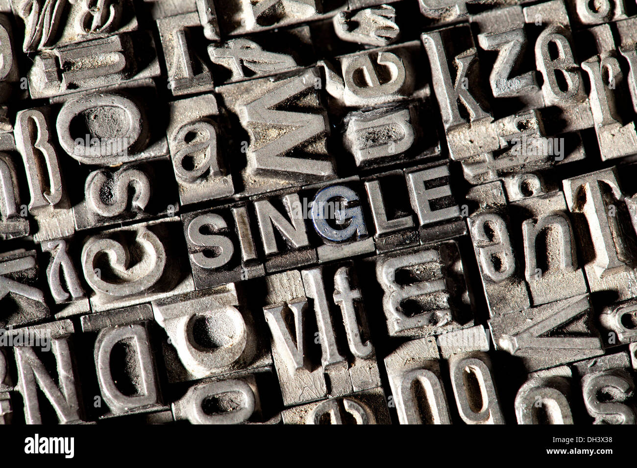 Vecchio portano lettere che compongono la parola unica Foto Stock