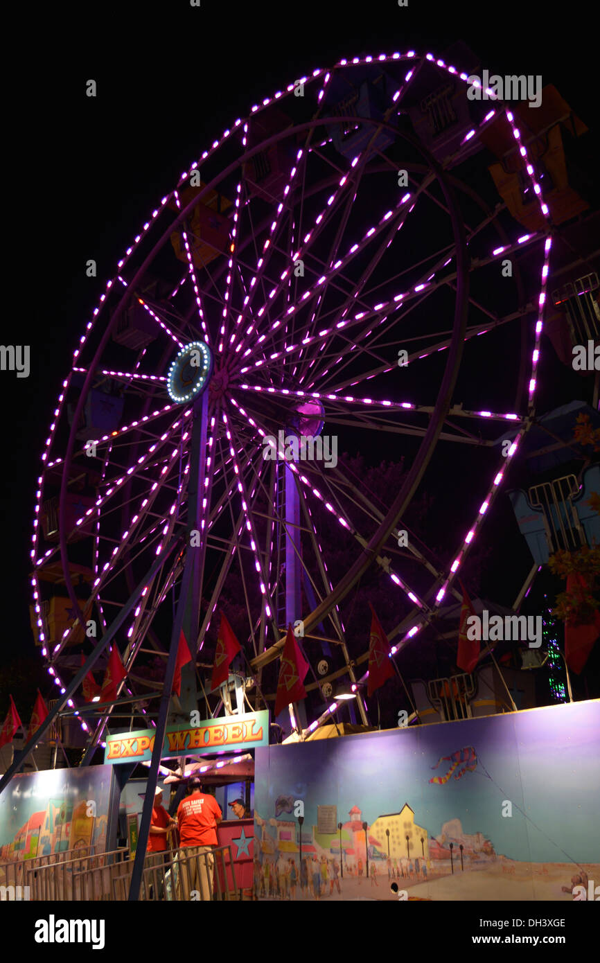 Ruota panoramica illuminata di notte in un carnevale in Greenbelt, Md Foto Stock