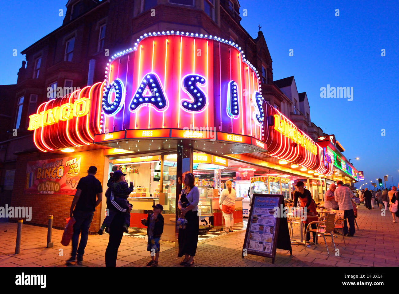 Oasis Bingo Hall al crepuscolo, Grand Parade, Skegness, Lincolnshire, England, Regno Unito Foto Stock