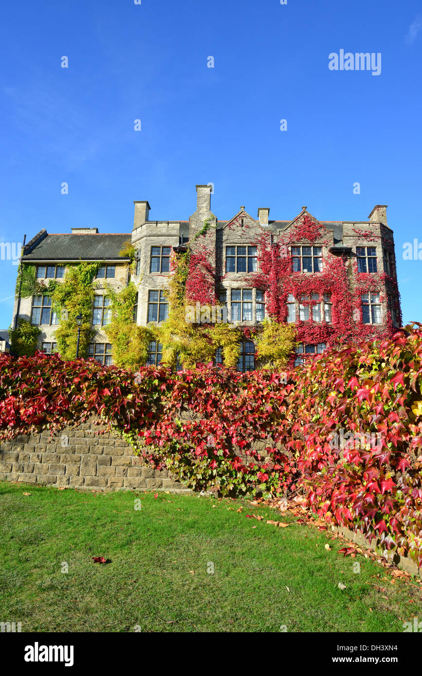 Pennyhill Park Hotel in autunno, London Rd, Bagshot Surrey, Inghilterra, Regno Unito Foto Stock