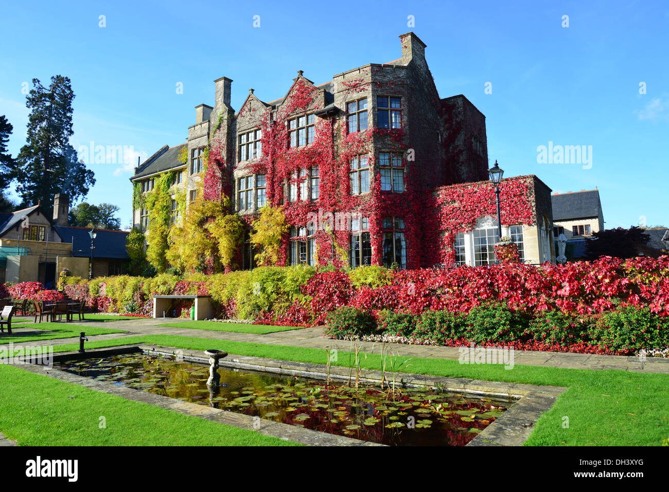 Pennyhill Park Hotel in autunno, London Rd, Bagshot Surrey, Inghilterra, Regno Unito Foto Stock