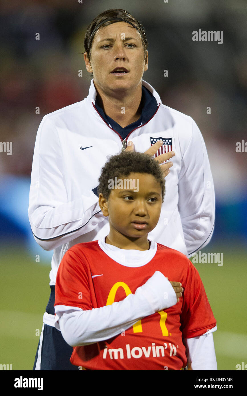 Columbus, OH, Stati Uniti d'America. 30 ott 2013. Ottobre 30, 2013: US Nazionale Femminile in avanti Abby Wambach (20) si distingue per l'inno nazionale durante gli Stati Uniti Donne vs Nuova Zelanda- amichevole internazionale al Columbus Crew Stadium - Columbus, Ohio. Credito: csm/Alamy Live News Foto Stock