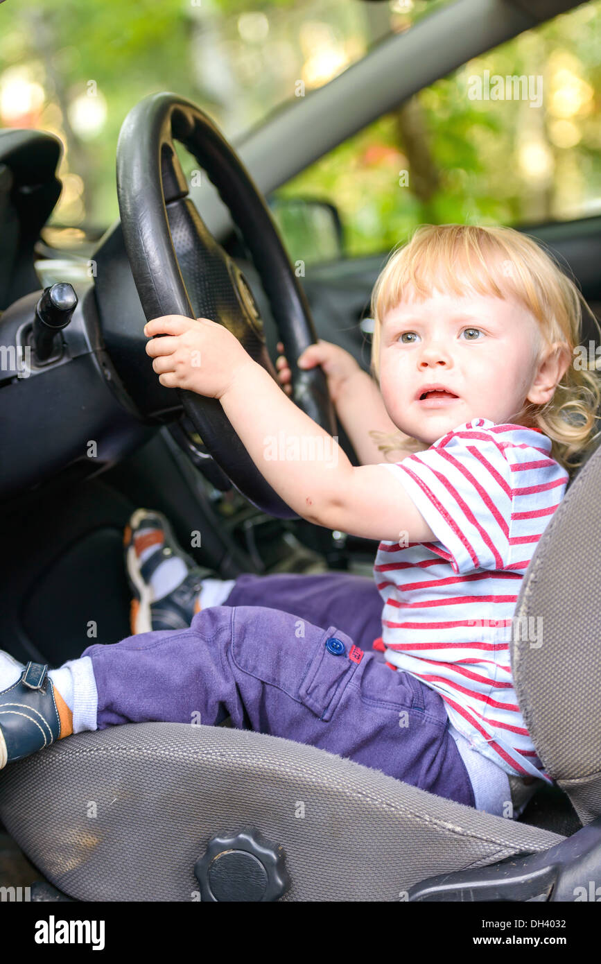 bambino in automobile Foto Stock