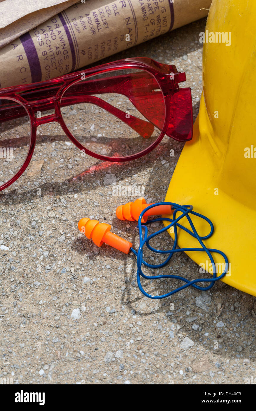 Ancora in vita, la protezione industriale Marcia, Hardhat, dei tappi per le orecchie e gli occhiali di protezione, STATI UNITI D'AMERICA Foto Stock