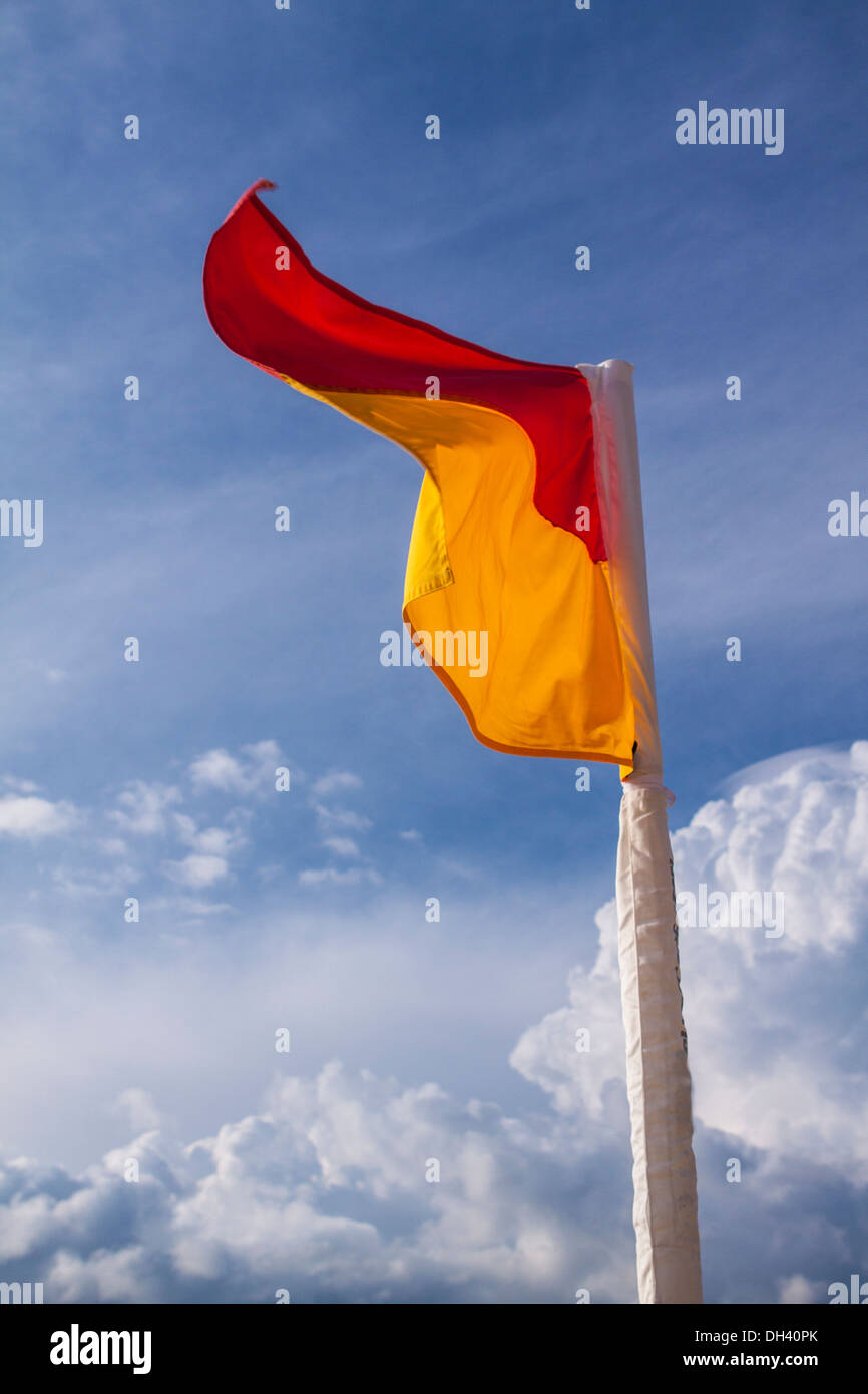 Bandiere di nuoto su una spiaggia australiana Foto Stock