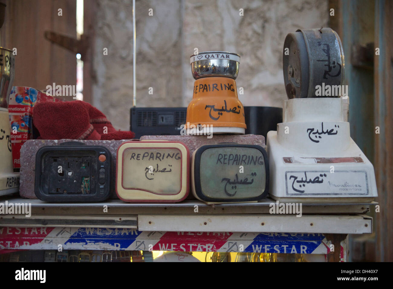 Orologio e guardare le riparazioni al Souk Waqif, Doha, Qatar Foto Stock