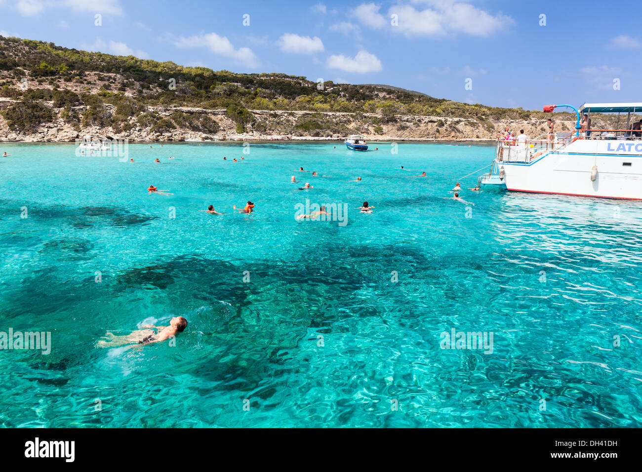 Nautica da diporto le navi sono in laguna blu su circa Settembre, 2013 a Latchi, Cipro. Si tratta di turisti famoso giro Foto Stock