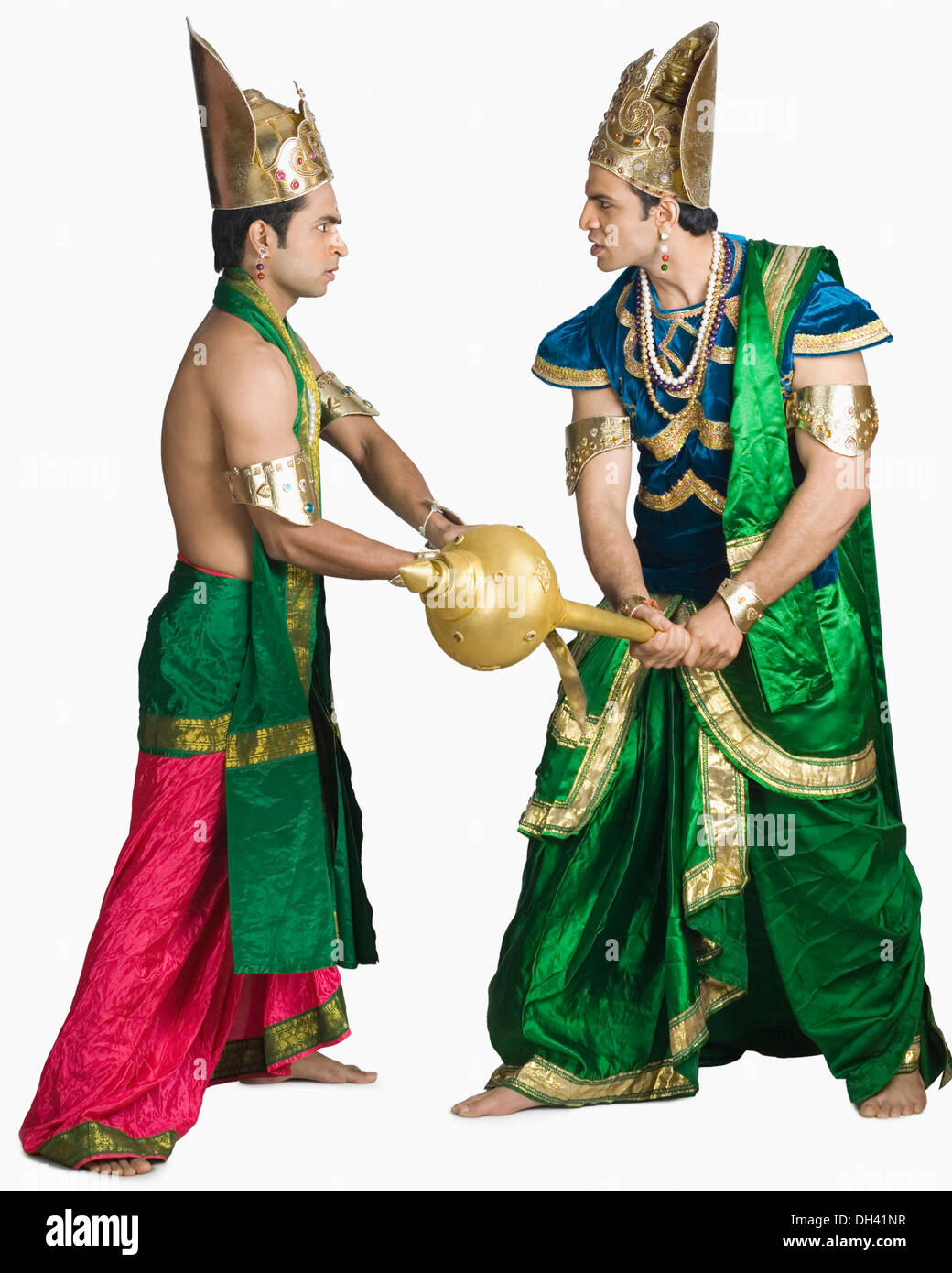 Due giovani uomini contro il personaggio di epica indù Foto Stock