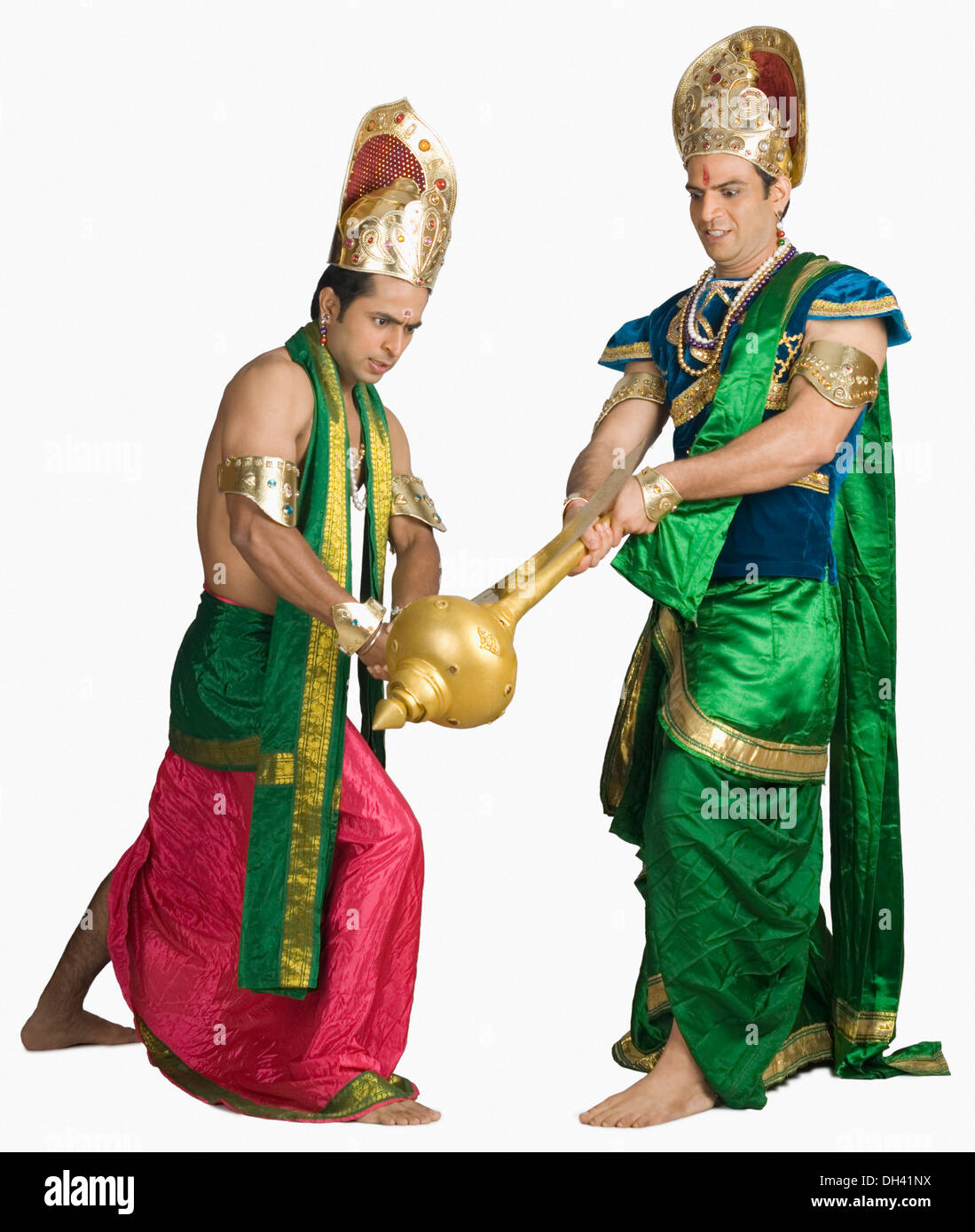 Due giovani uomini combattendo in un carattere di epica indù Foto Stock