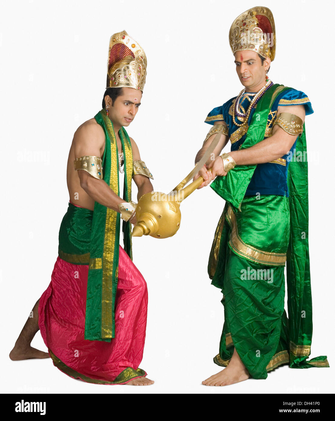 Due giovani uomini combattendo in un carattere di epica indù Foto Stock