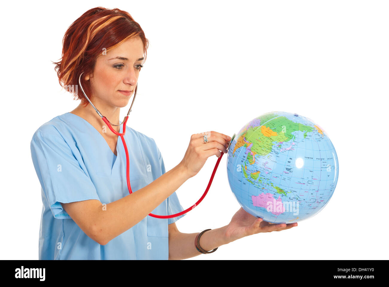 Medico donna esaminare Globo mondo isolato su sfondo bianco Foto Stock