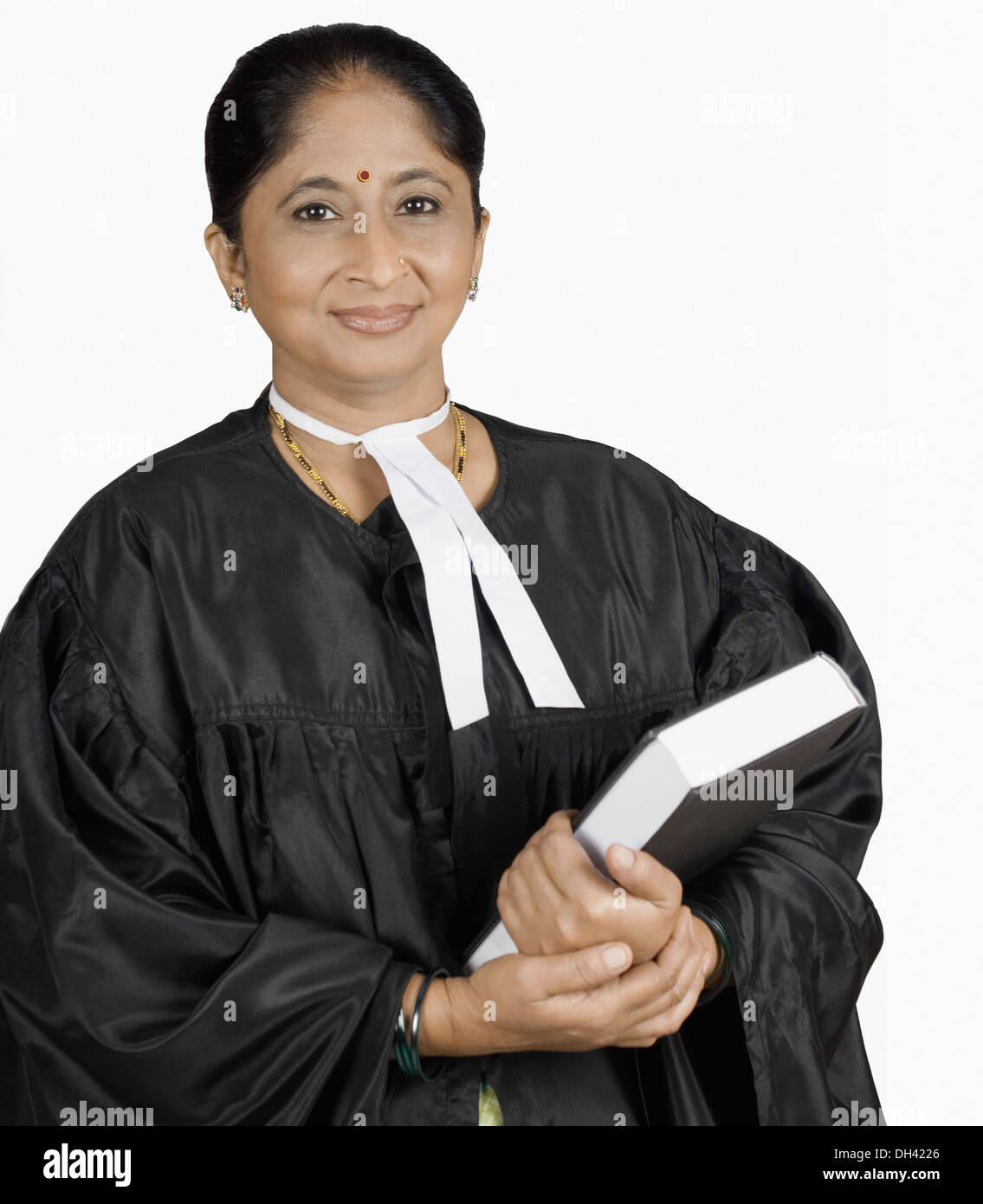 Ritratto di una donna avvocato in possesso di un libro Foto Stock