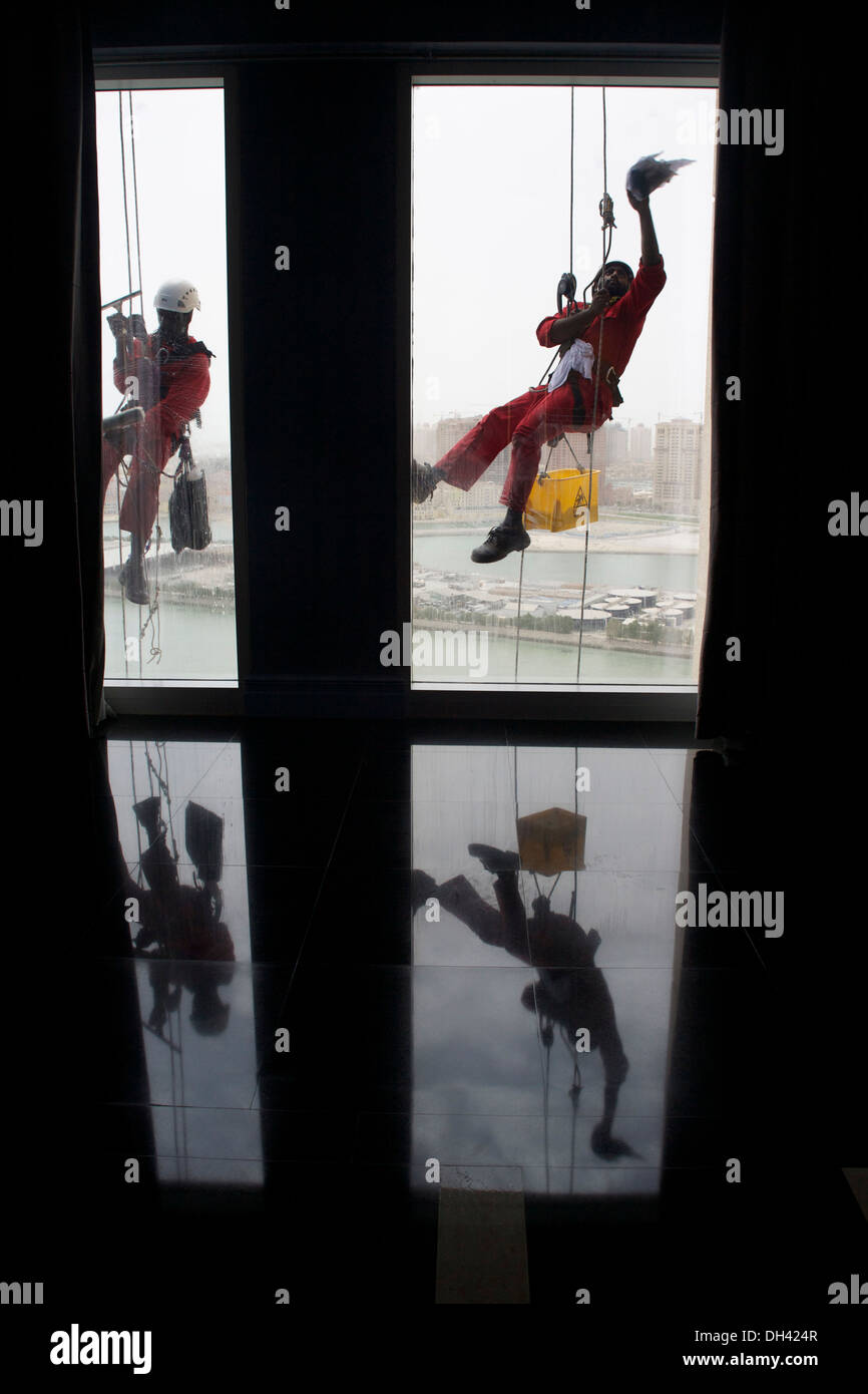 La discesa in corda doppia detergenti per finestre a Doha hotel Foto Stock