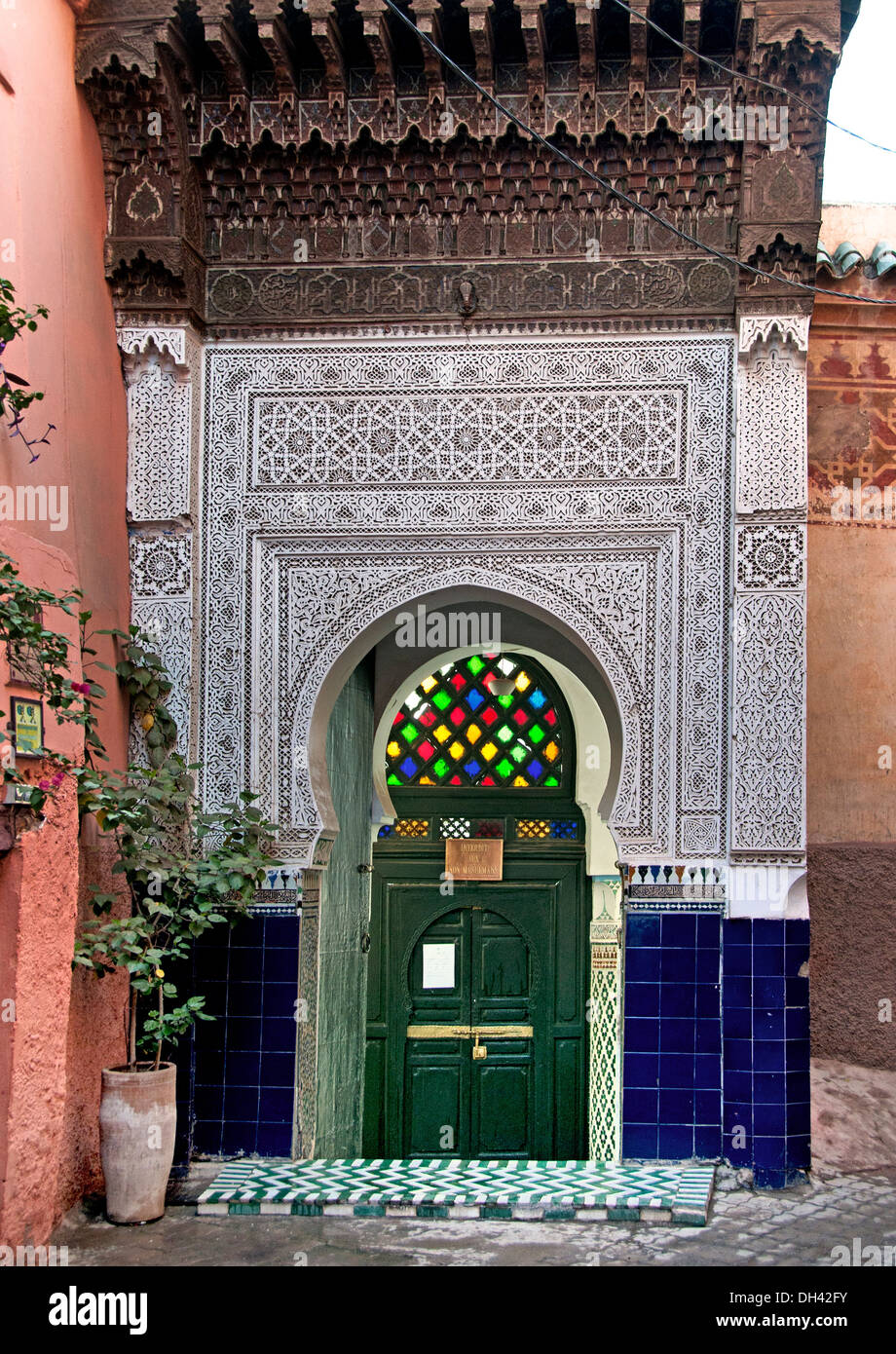 Interdit aux non Musulmans ( vieta i non musulmani ) piccola moschea nel centro della medina di Marrakech marocco Foto Stock