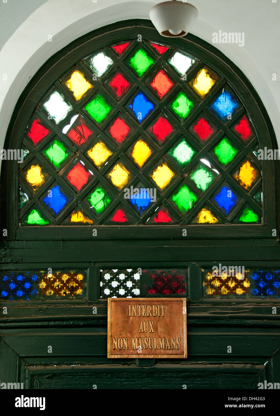 Interdit aux non Musulmans ( vieta i non musulmani ) piccola moschea nel centro della medina di Marrakech marocco Foto Stock