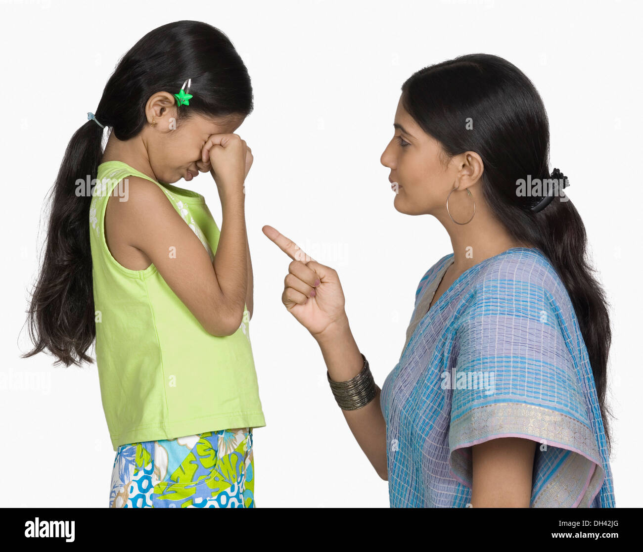 Profilo laterale di una giovane donna scolding sua figlia Foto Stock