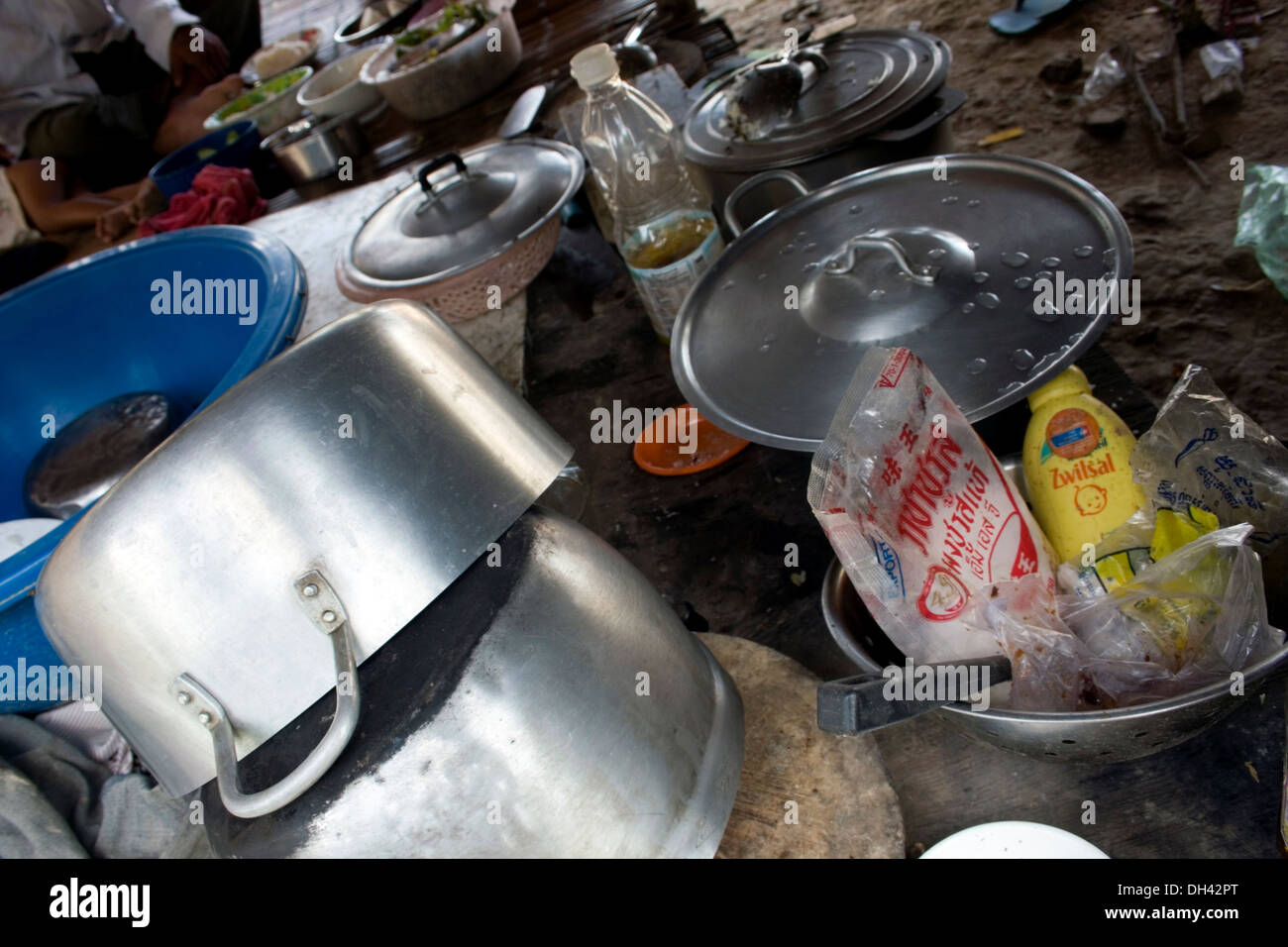 Utensili da cucina sono memorizzati nel retro di una casa in legno Foto Stock