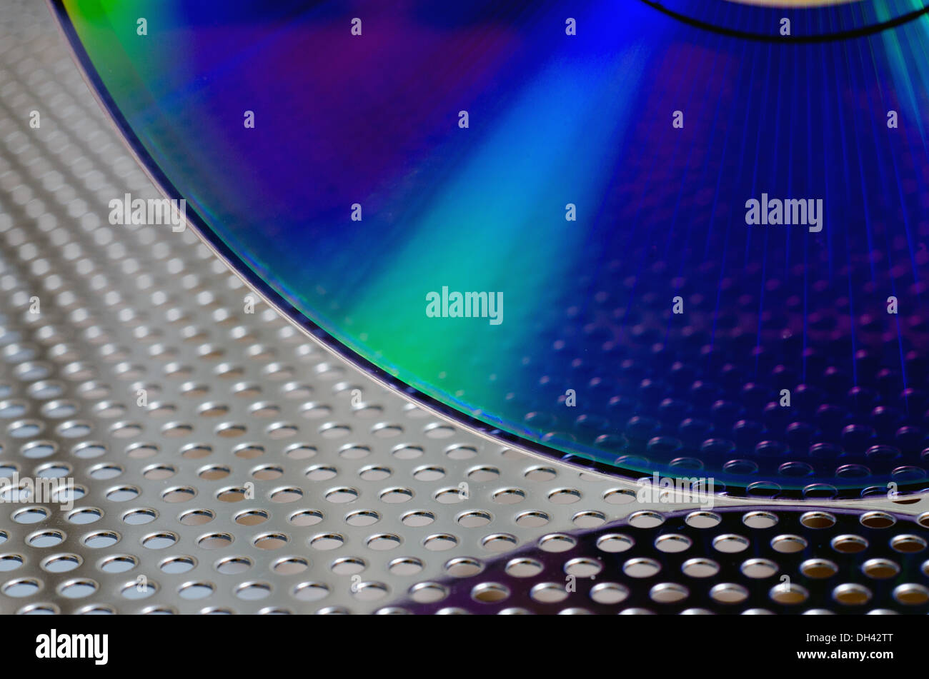 Vista dettagliata del CD su un metallo perforato la superficie Foto Stock