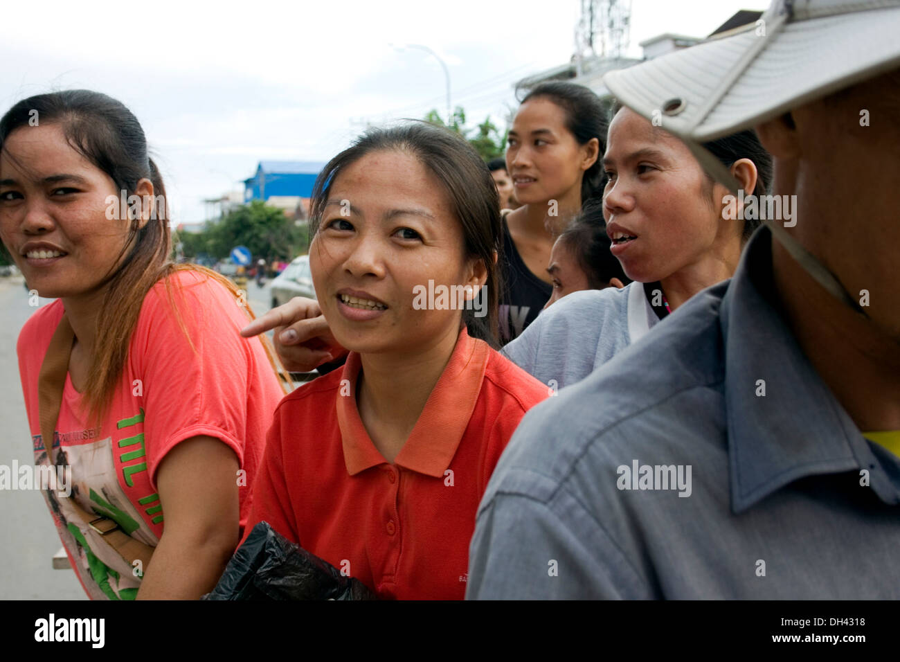 Indumento lavoratori in fabbrica sono seduti in un pianale di tuk-tuk dopo  il loro turno presso un produttore di abbigliamento in Phnom Penh Cambogia  Foto stock - Alamy