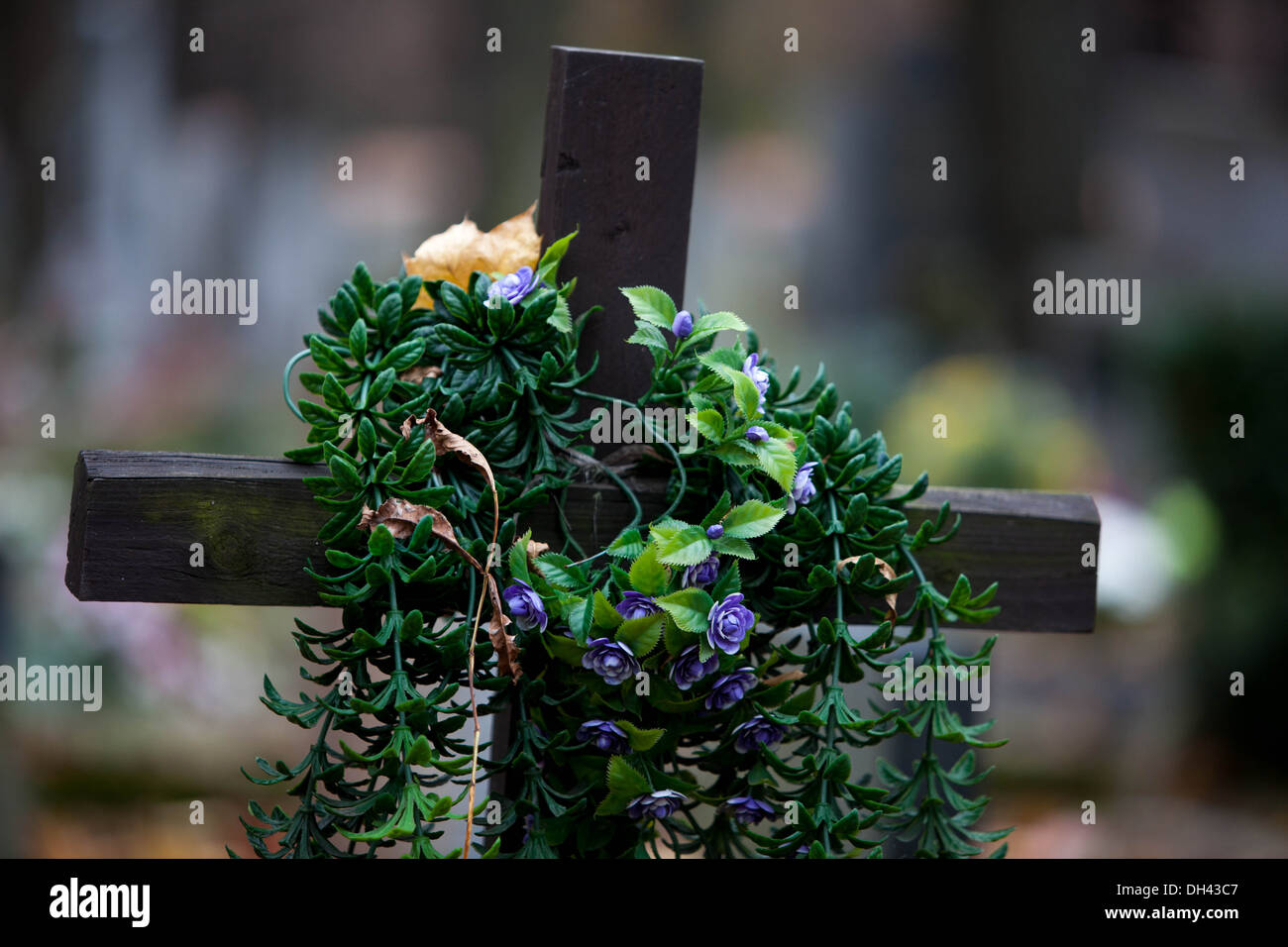 Croce con fiori immagini e fotografie stock ad alta risoluzione - Alamy