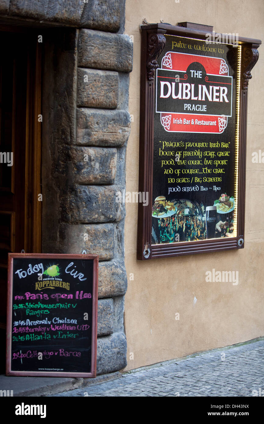 Il dubliner pub irlandese di Ungelt, vicino a Piazza della Città Vecchia di Praga Repubblica Ceca Foto Stock