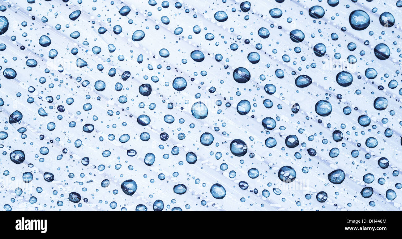 Gocce di acqua su un sfondo di plastica. Closeup shot. Foto Stock
