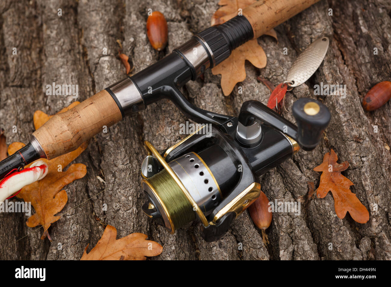 La pesca su legno weathered superficie. Foto Stock