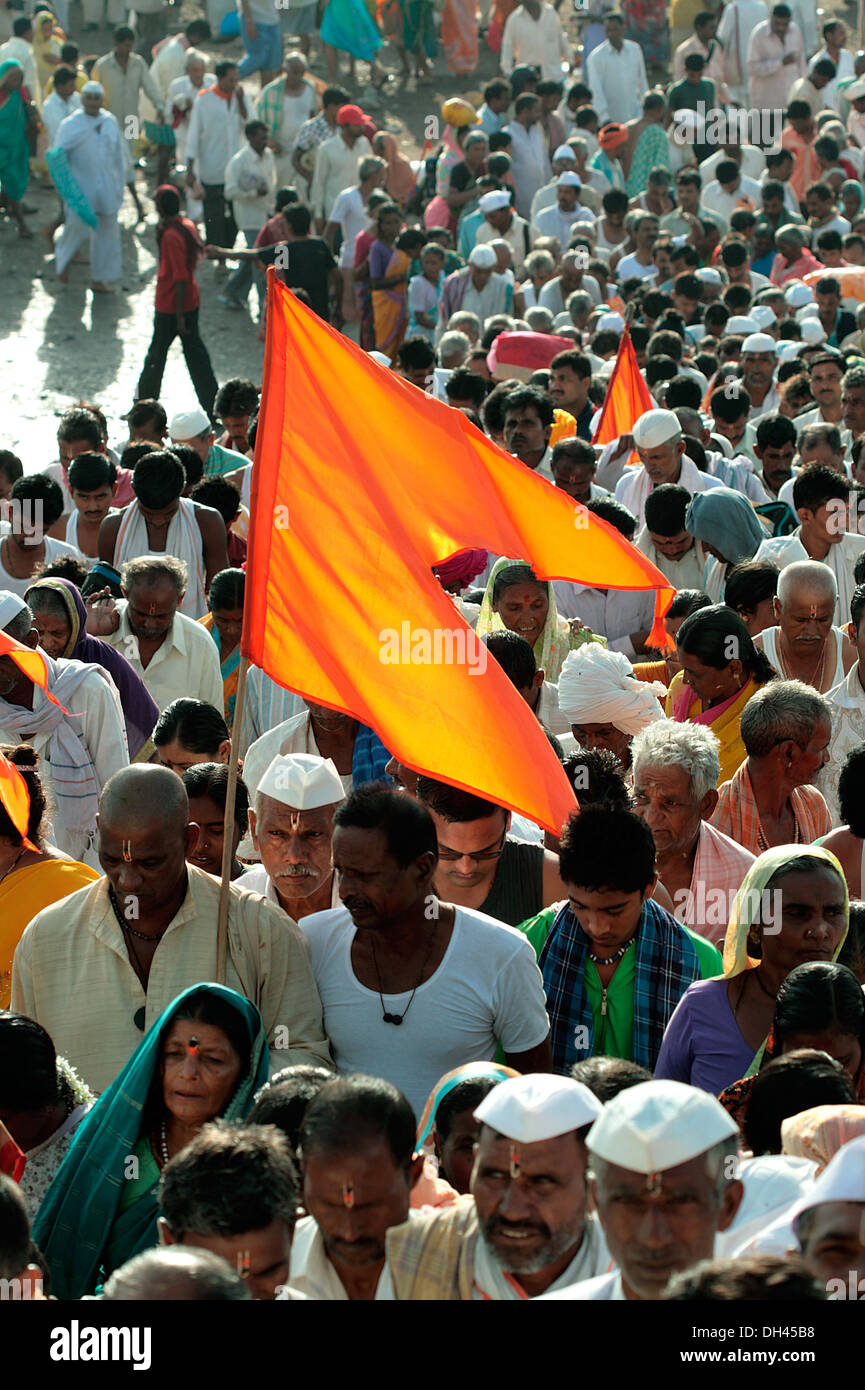Bandiera di zafferano con devoti su Pandarpur yatra Solapur Maharashtra India Asia Foto Stock