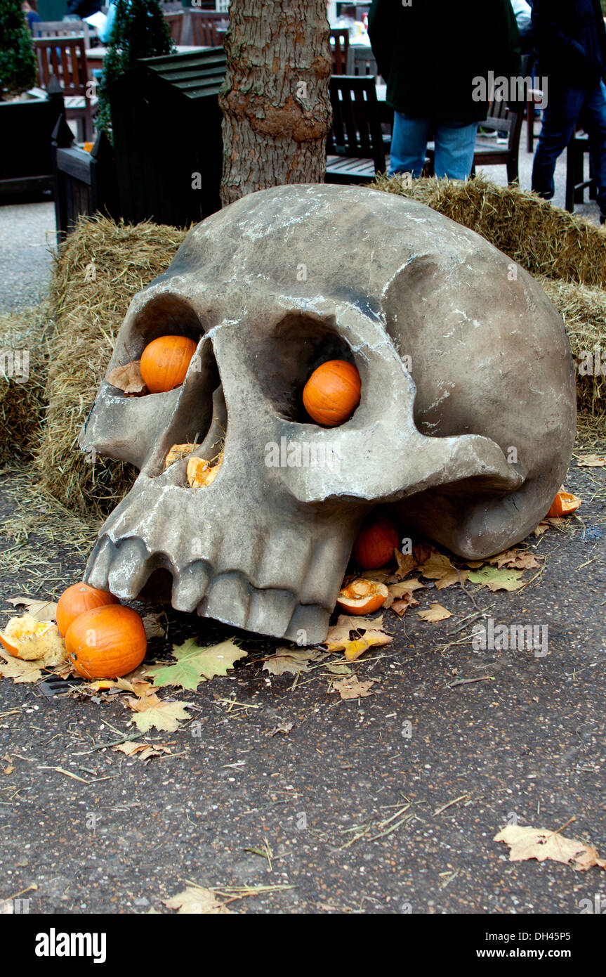 Cranio di Halloween presso il Castello di Warwick cortile Foto Stock