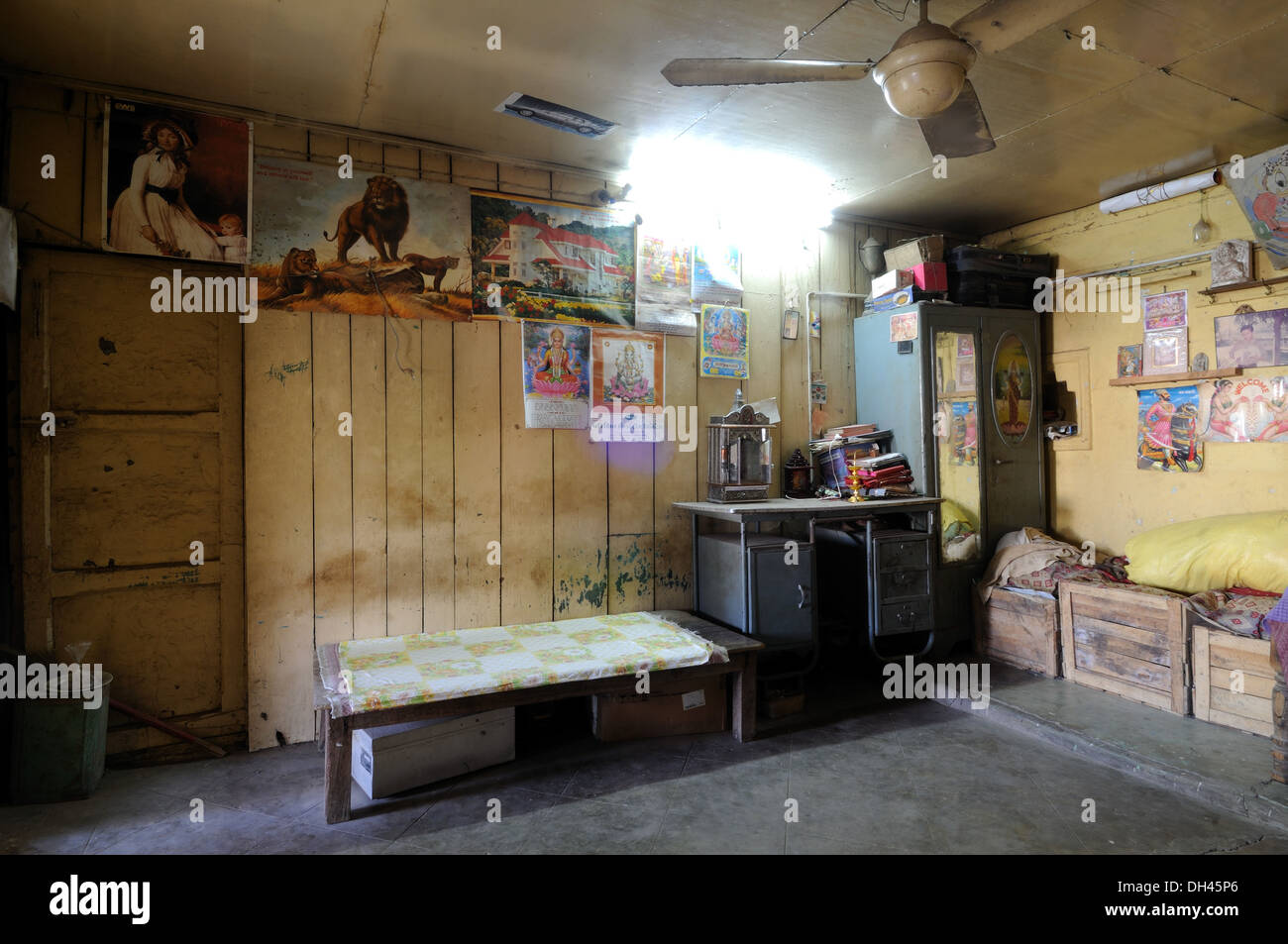 Interno della vecchia casa di villaggio Gujarat India Foto Stock