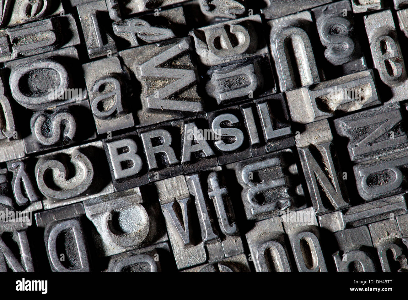 Vecchio portano lettere che compongono la parola BRASIL Foto Stock