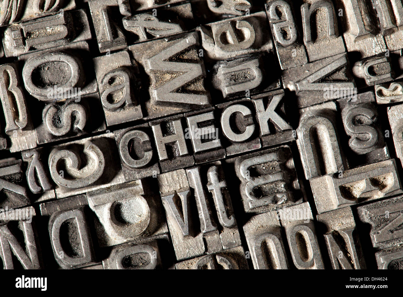 Vecchio portano lettere che compongono la parola CHECK Foto Stock