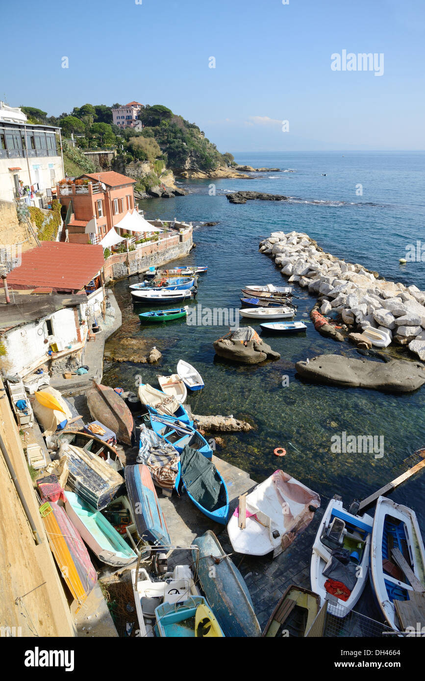 Pittoresco angolo del Golfo di Napoli chiamato 'marechiaro' limpido mare rifugio dei pescatori antica Foto Stock