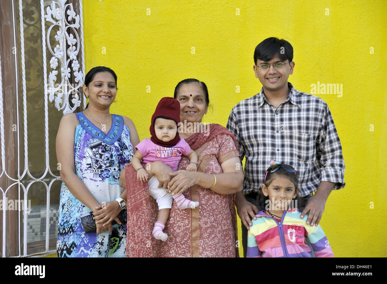 Famiglia indiana di cinque verticale - signor#736j e 736k e 736L e 736la & 364 - 184966 rmm Foto Stock