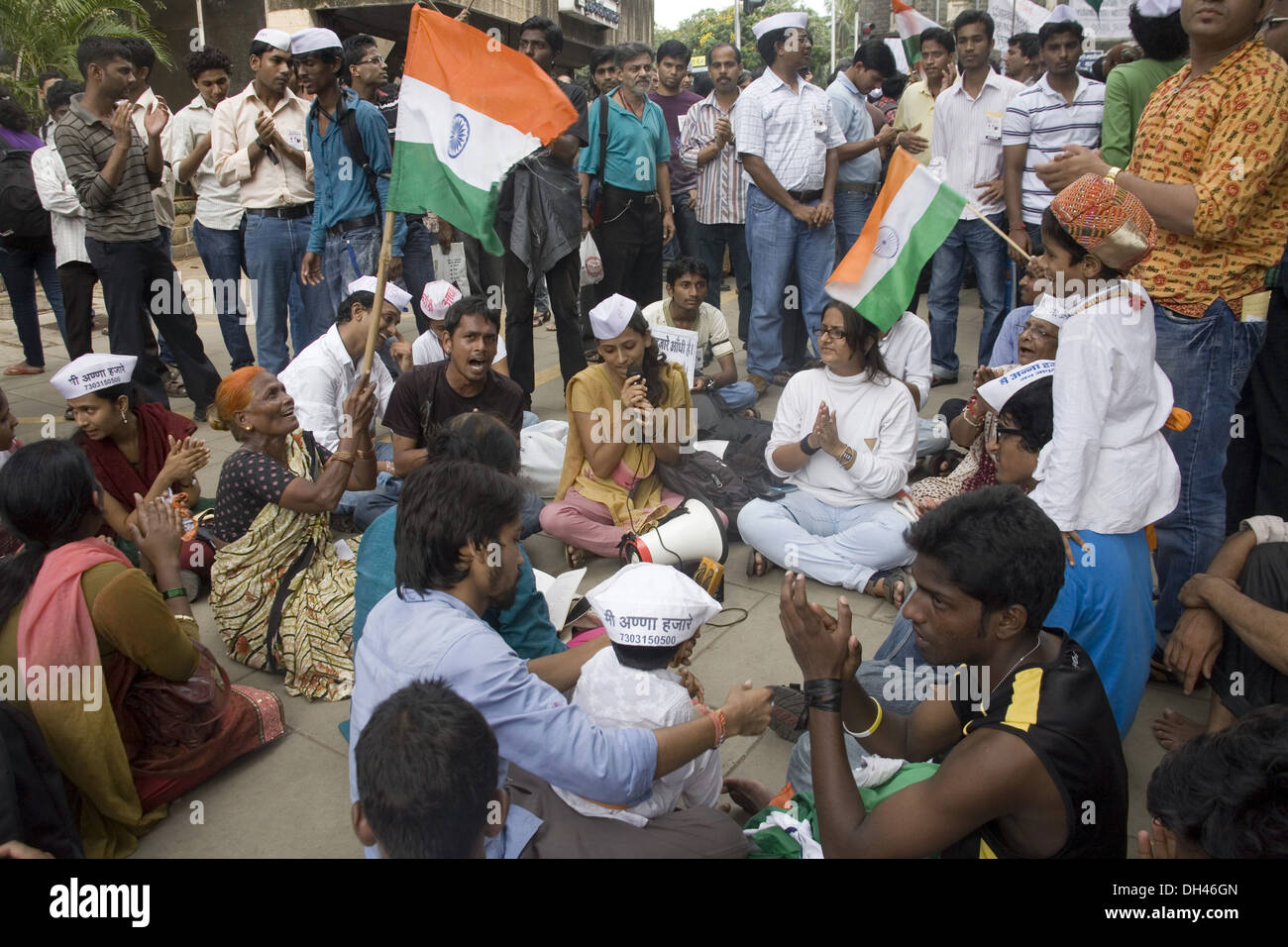 Anna Hazare sostenitori sventolando bandiere indiano gridando slogan Mumbai Maharashtra India Asia Foto Stock